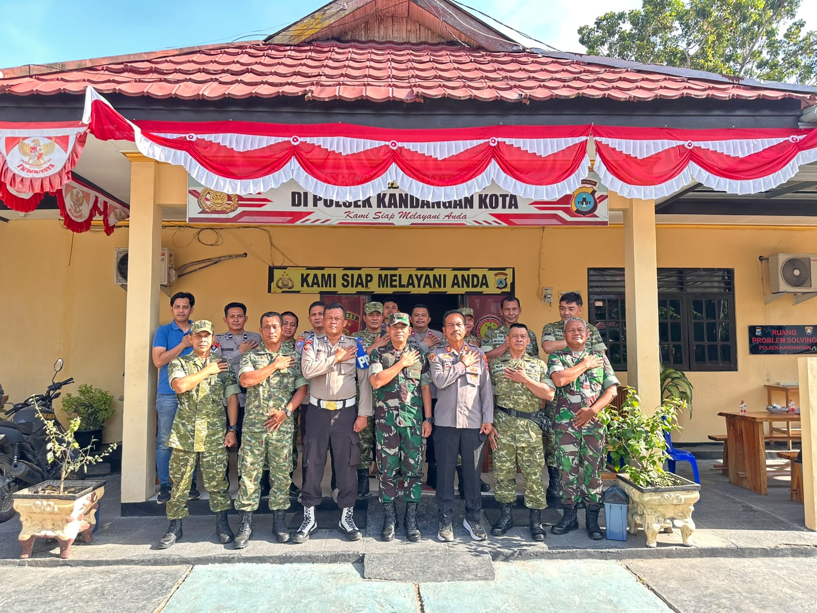 Koramil 1003-04 Kandangan Beri Kejutan Hari Bhayangkara ke-80, Pererat Sinergitas dengan Polsek Kandangan Kota