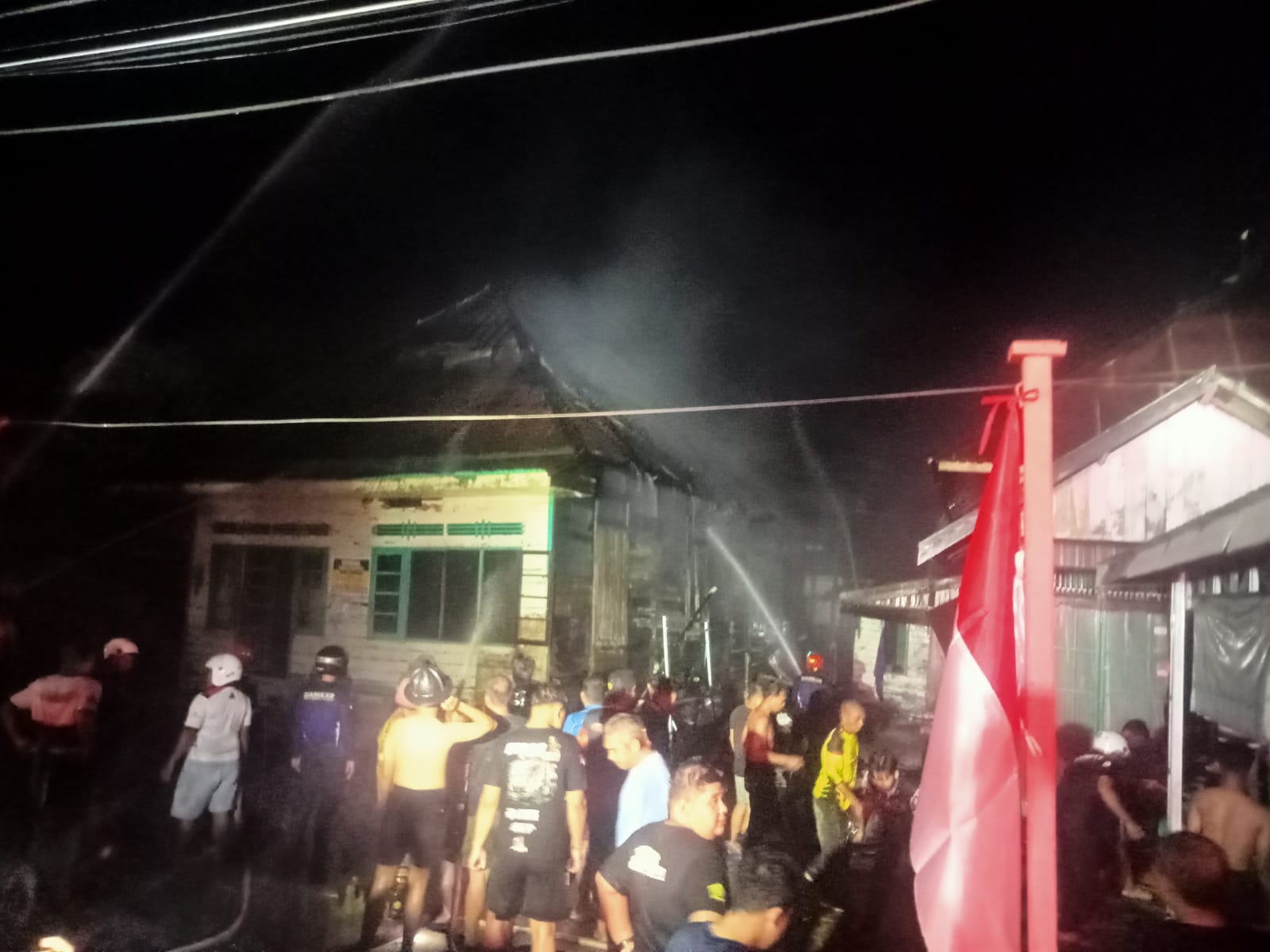 Kebakaran hebat di Jalan Ahmad Yani Tumpang Talu, Dua Rumah Hangus Terbakar