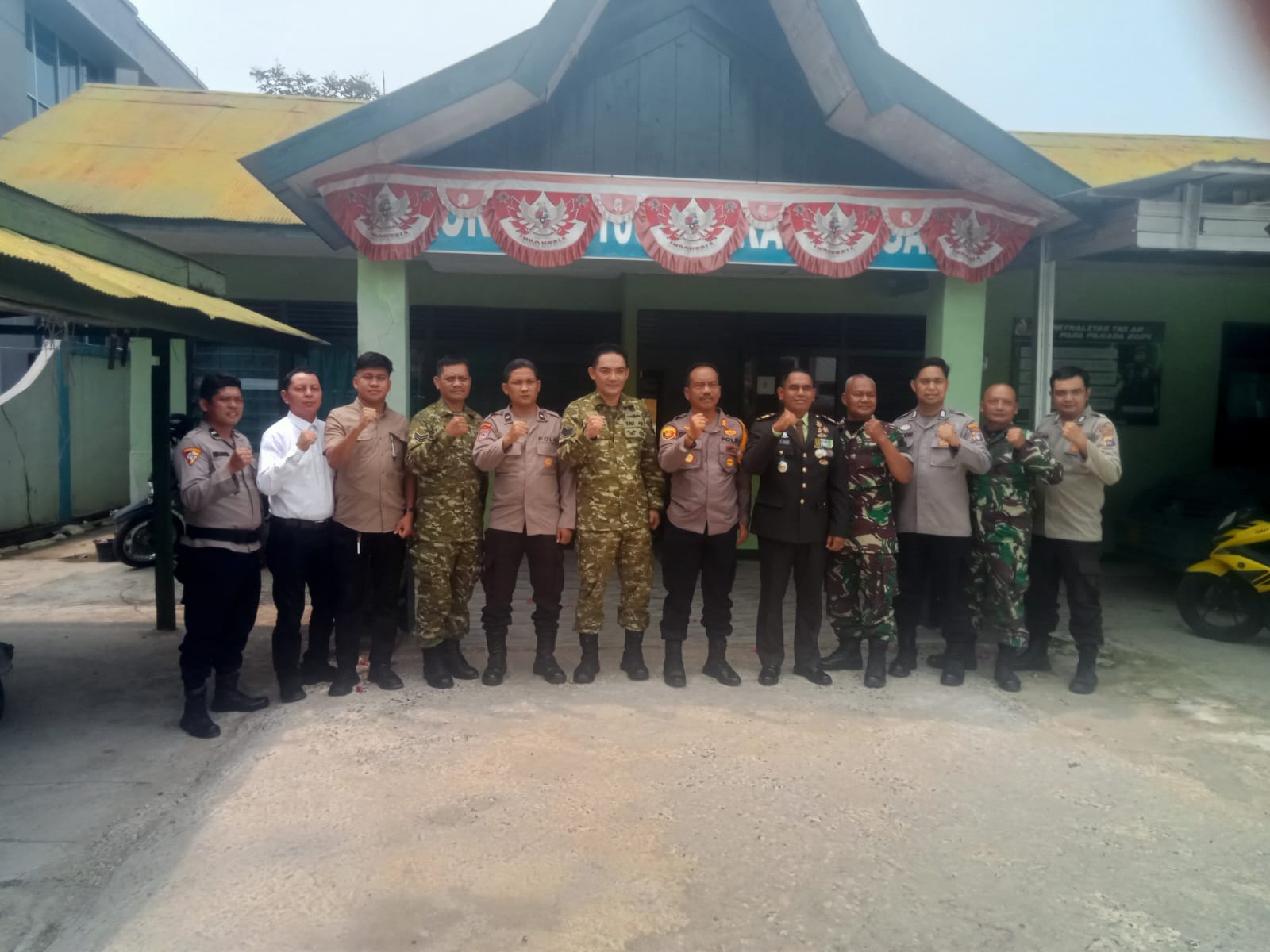 Polsek Kandangan Kota Berikan Kejutan HUT TNI ke-81 kepada Koramil 1003-04 Kandangan