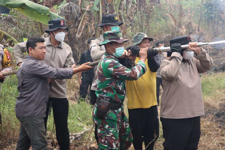 Respon Cepat Kapolres Kapuas Padamkan Karhutla di Basarang